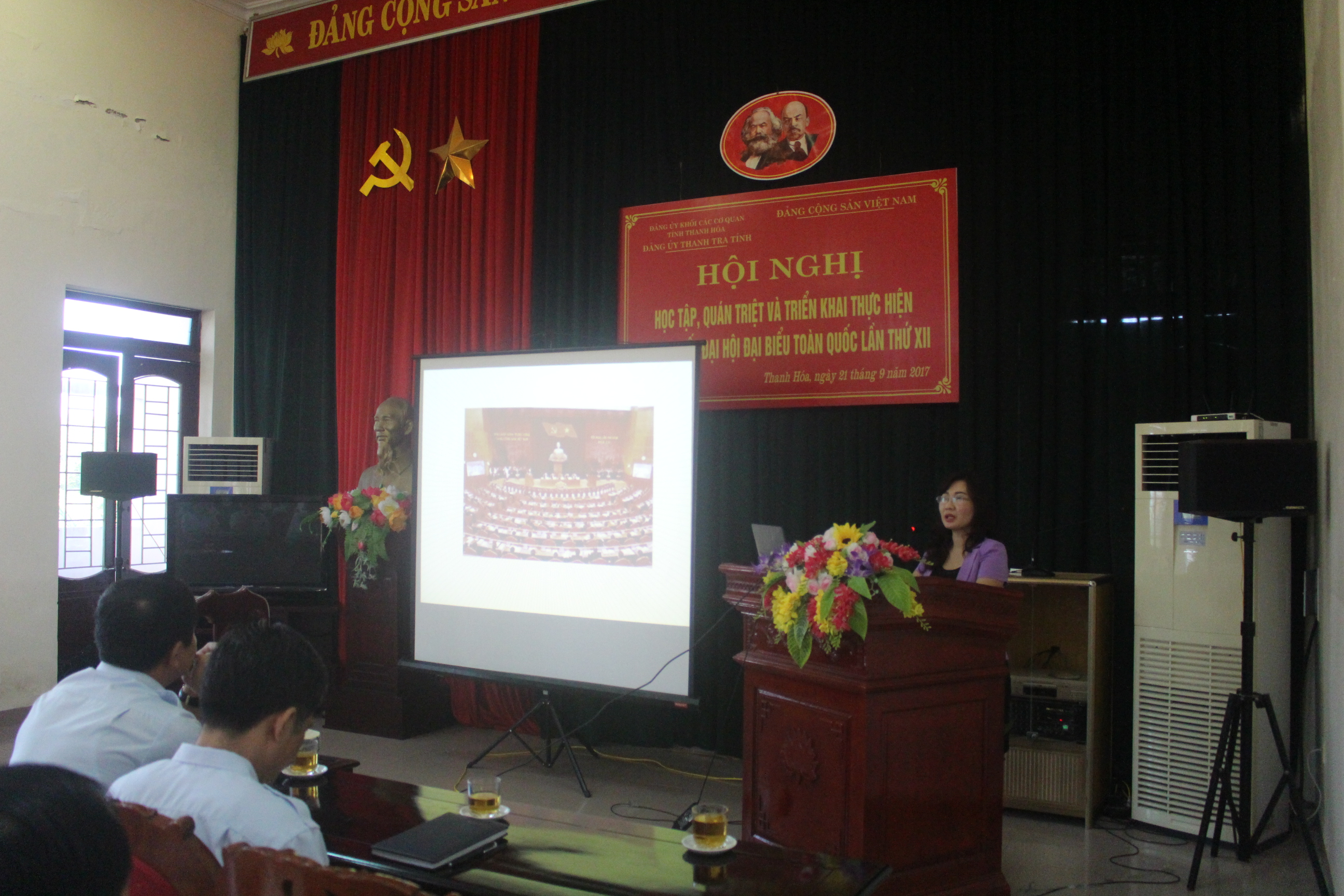 đồng chí Đinh Thị Thanh Hà- Phó bí thư Đảng ủy khối các cơ quan tỉnh truyền đạt những nội dung cơ bản của Nghị quyết Trung ương 5 (khóa XII) 