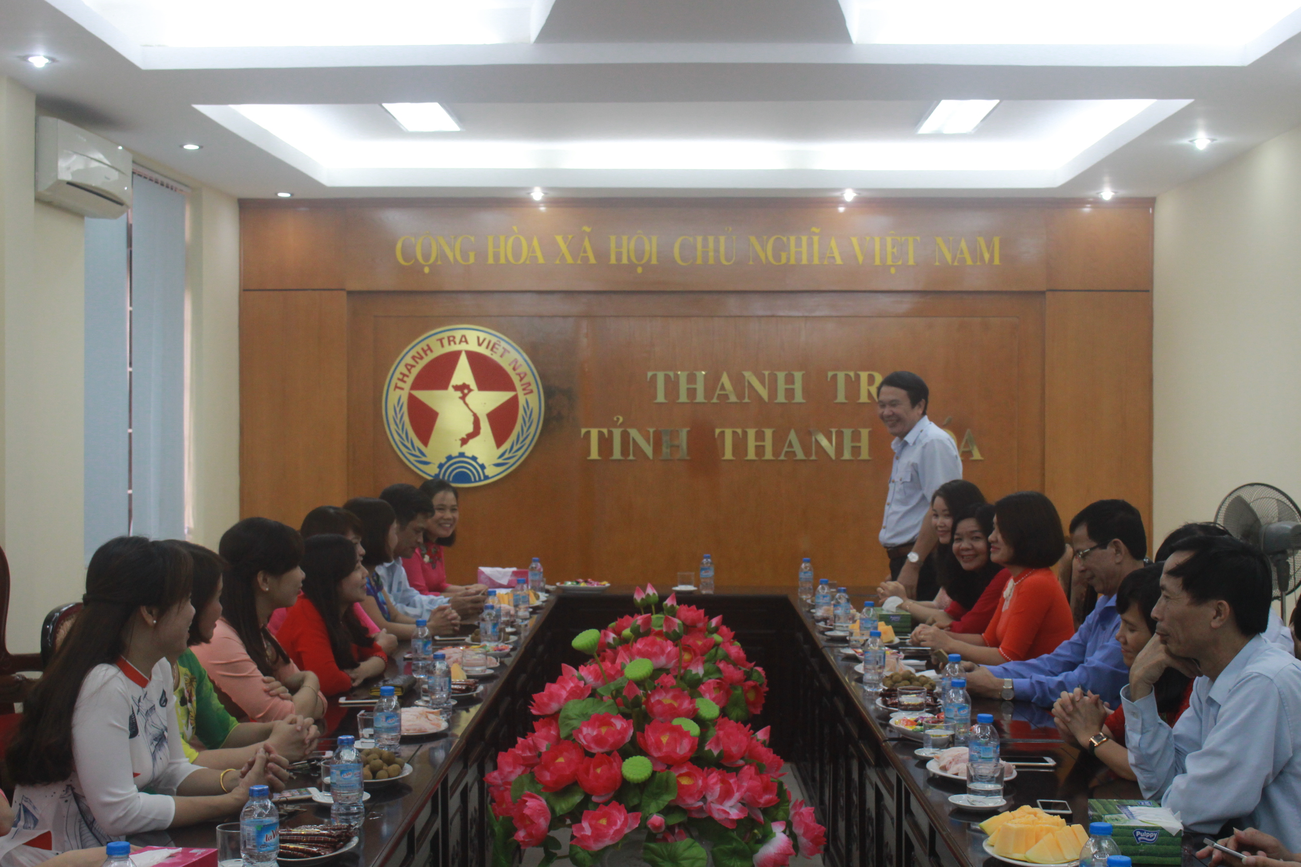 Đ/c Nguyễn Bá Nhuần phát biểu chúc mừng chị em
