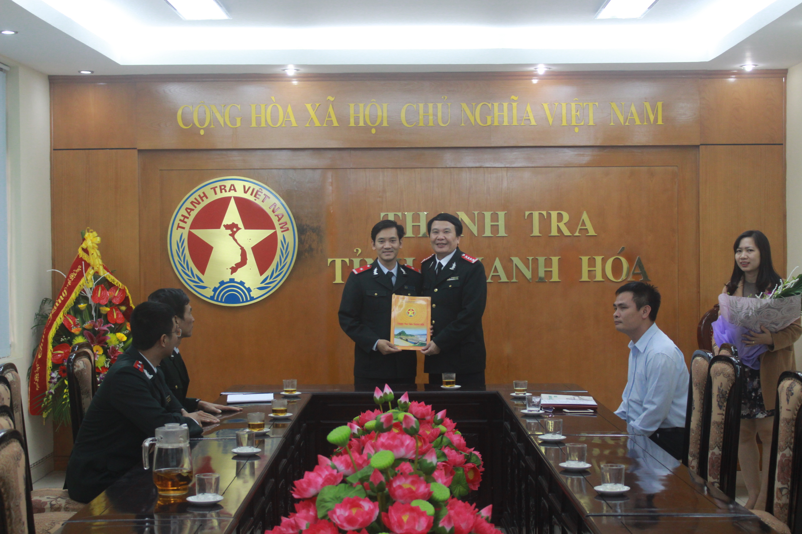 Đ.c Nguyễn Bá Nhuần- Tỉnh ủy viên, Chánh Thanh tra tỉnh trao Quyết định Bổ nhiệm cho Đ/c Đinh Văn Hưng