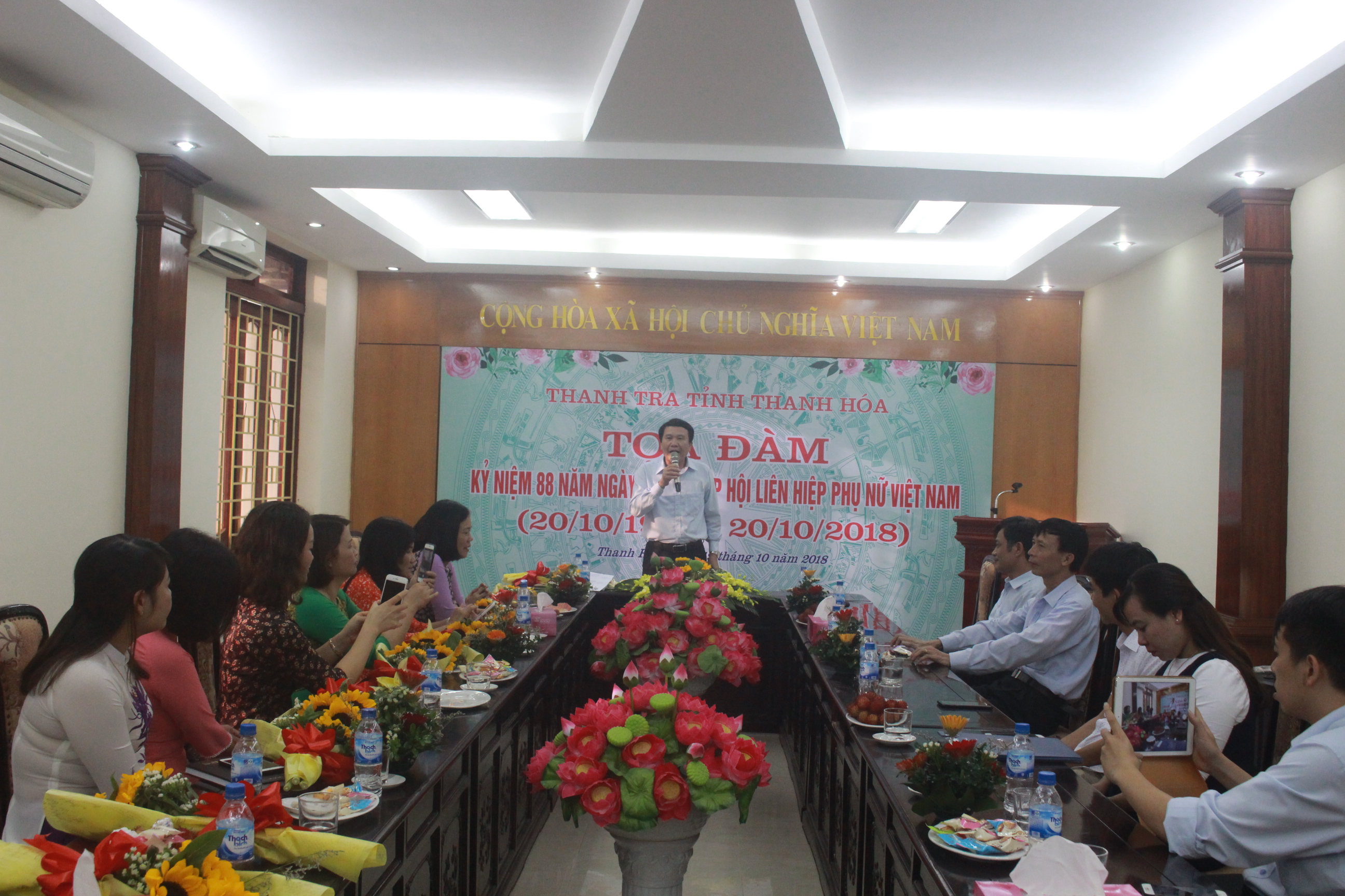 Đ/c Nguyễn Bá Nhuần- Tỉnh ủy viên Chánh thanh tra tỉnh gửi tặng phụ nữ cơ quan tiết mục văn nghệ.