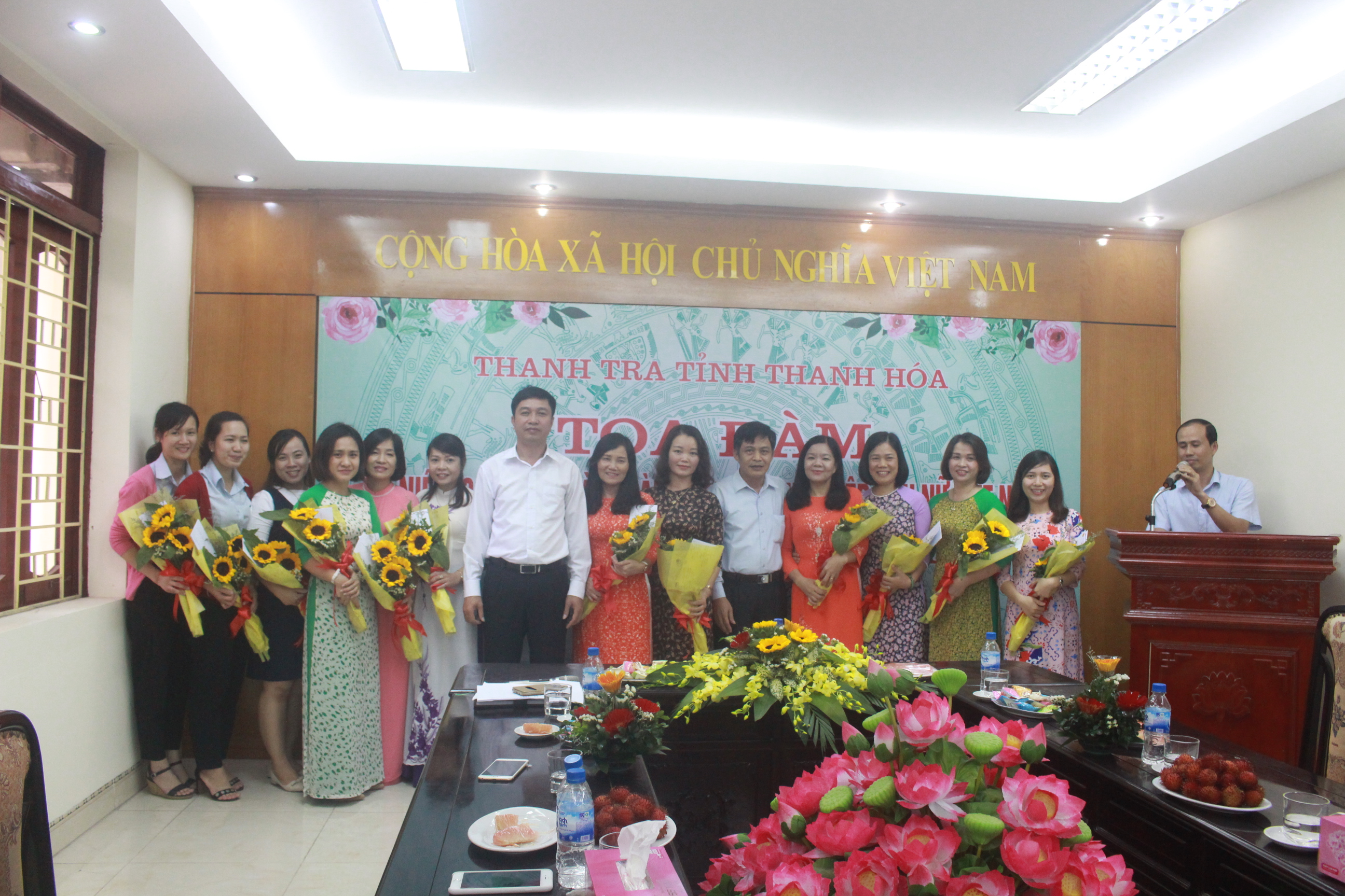 Đ/c Trịnh Xuân Thúy và Đ/c Nguyễn Văn Đồng tặng hoa và quà chúc mừng