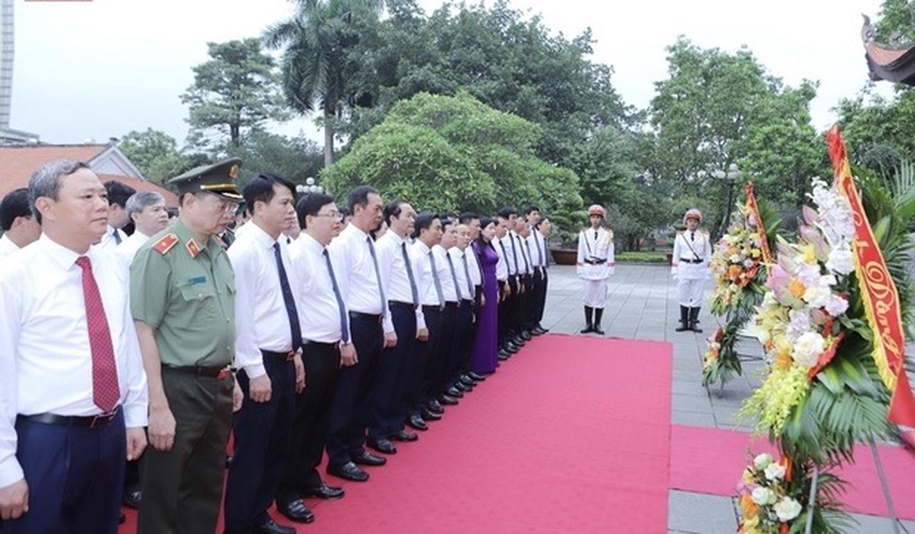 Lãnh đạo tỉnh Thanh Hóa dâng hương tưởng niệm Chủ tịch Hồ Chí Minh nhân kỷ niệm 135 năm Ngày sinh của Bác