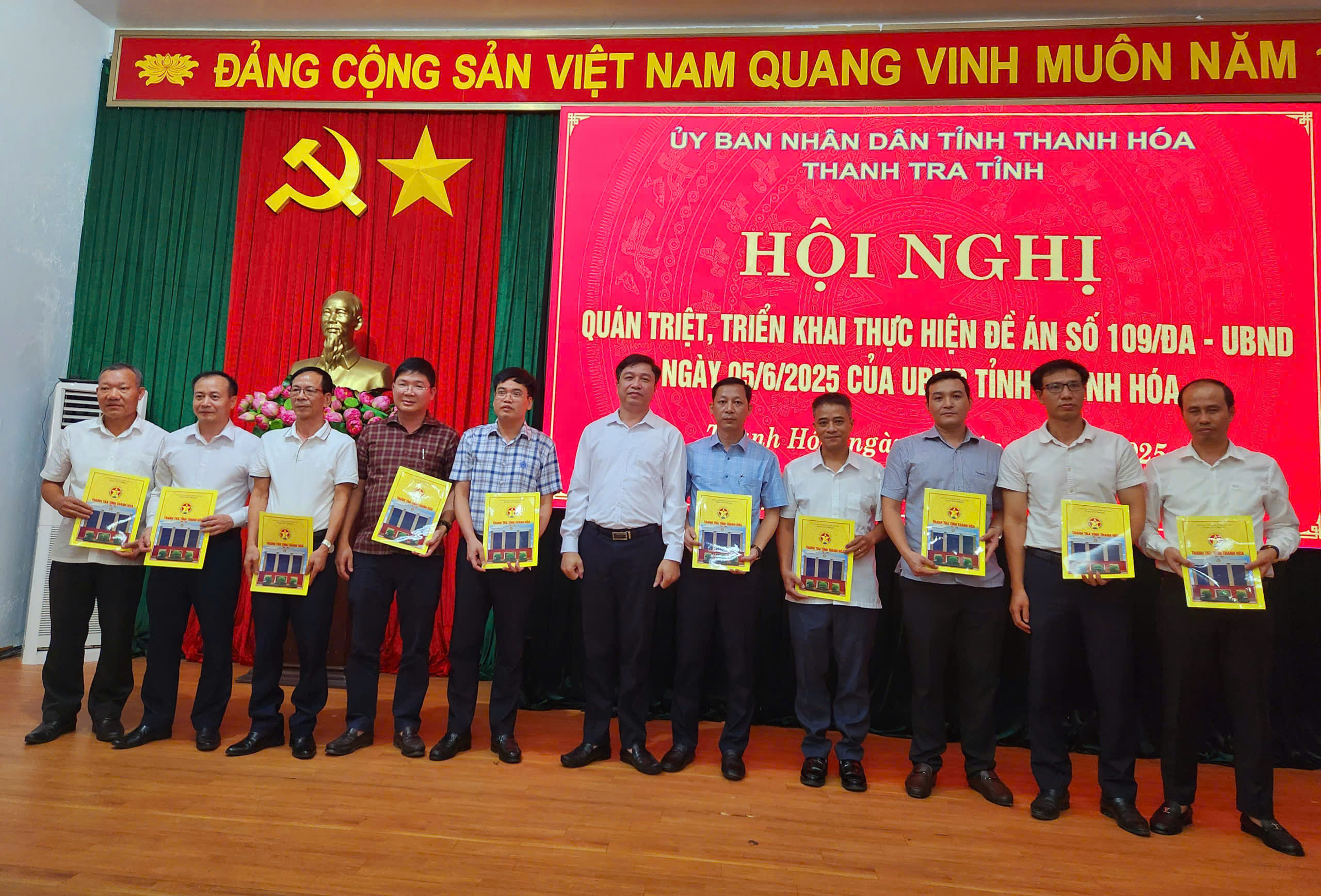 đồng chí Trịnh Xuân Thúy – Tỉnh ủy viên, Chánh Thanh tra tỉnh trao các Quyết định phân công