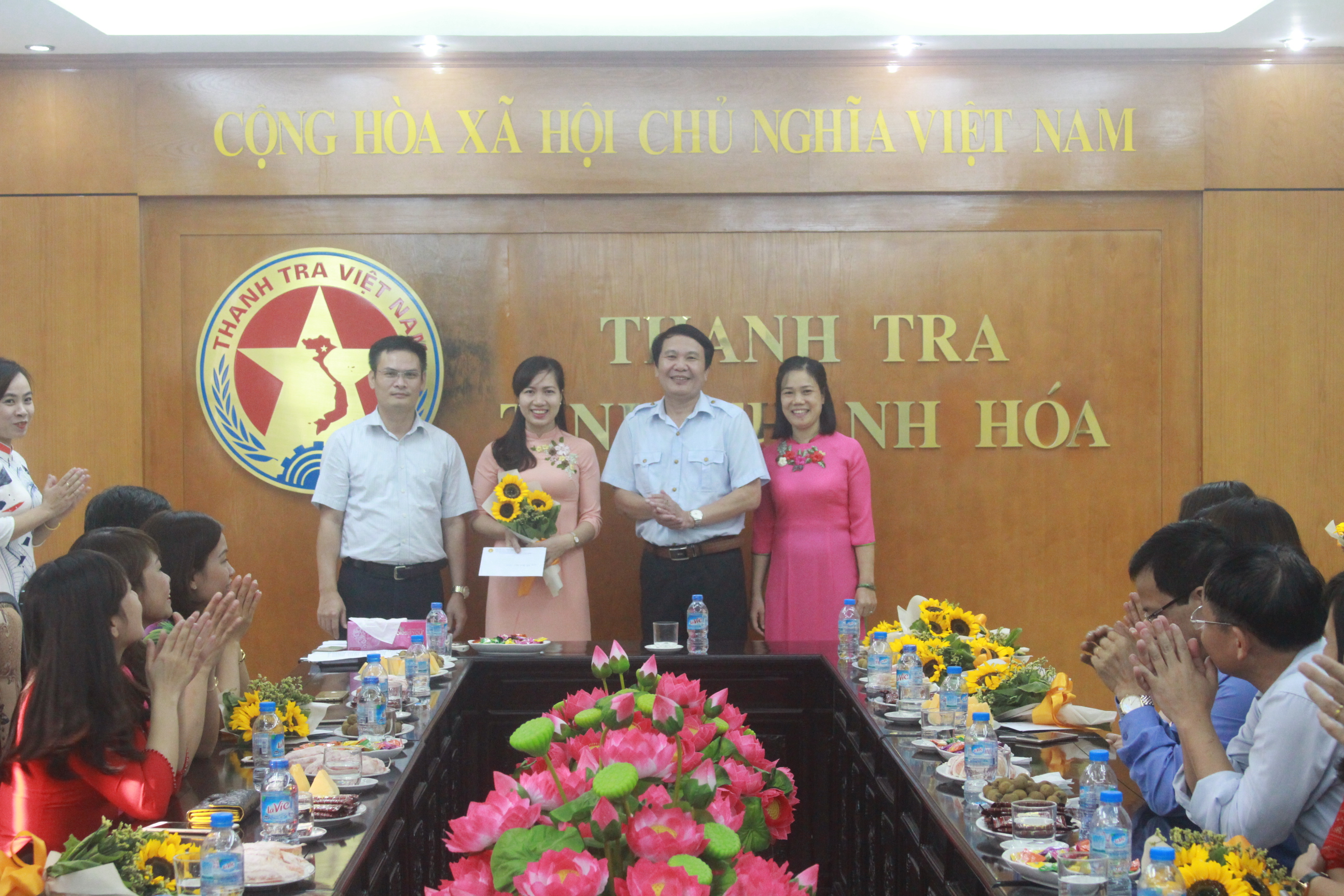 Các đồng chí lãnh đạo cơ quan tặng hoa chúc mừng chị em