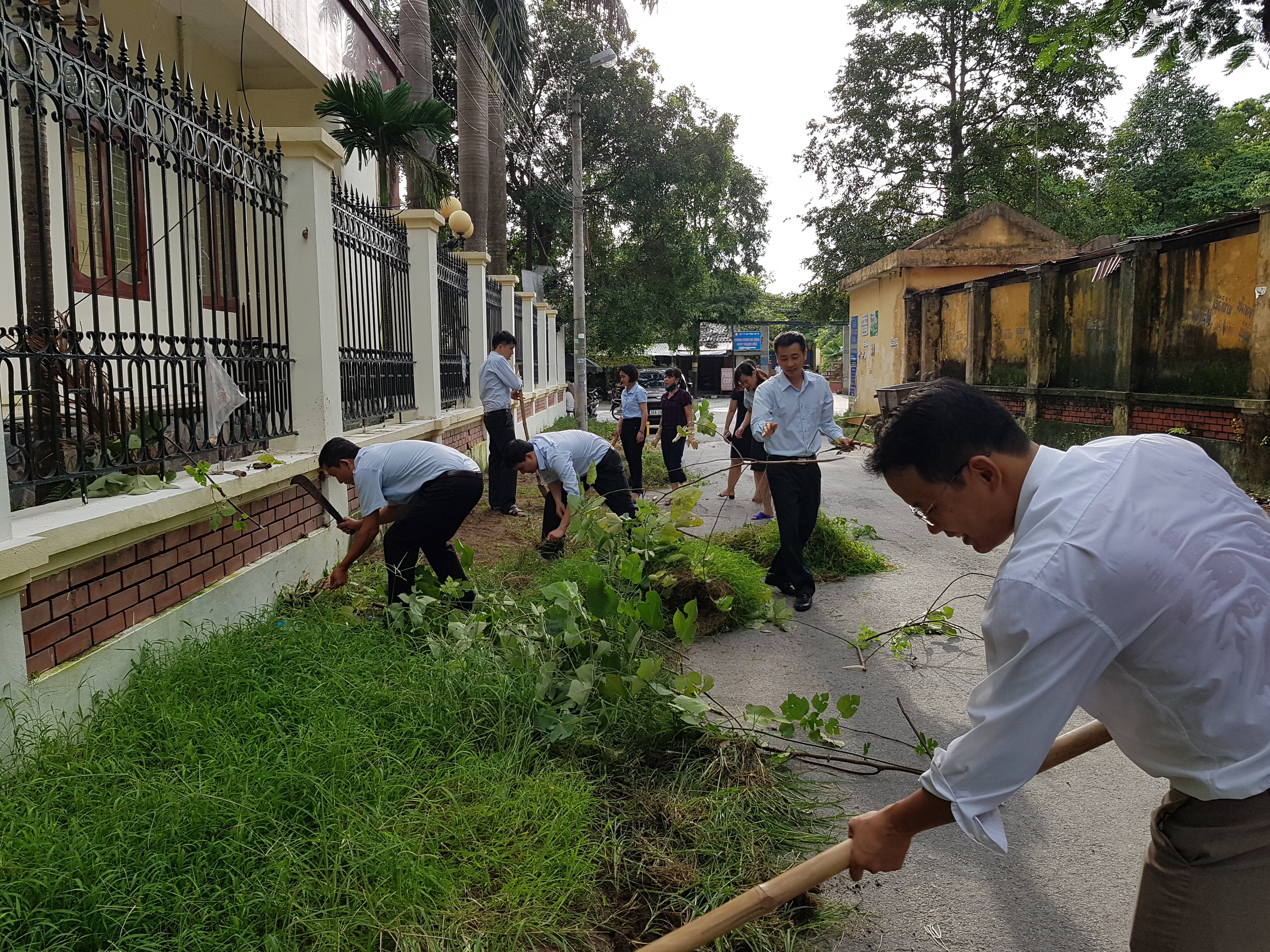 Đoàn viên, thanh niên cùng nhau tham gia dọn dẹp bảo vệ môi trường