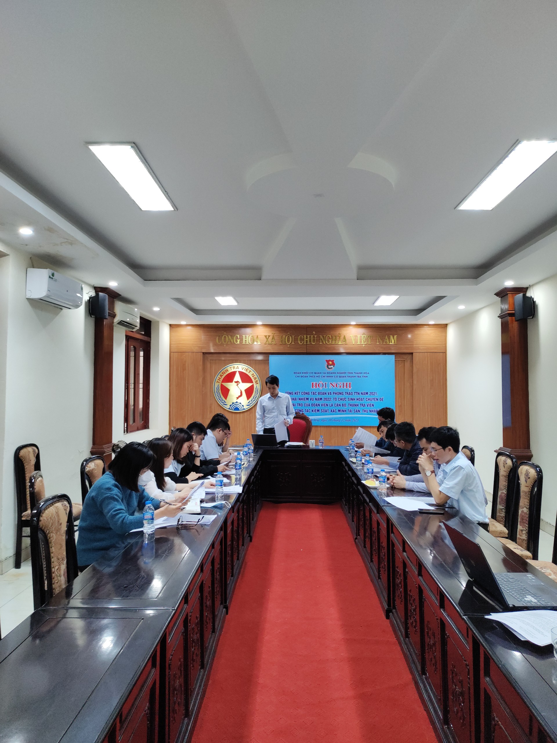 Đ/c Trần Minh Phương- Bí thư Chi đoàn phổ biến nội dung sinh hoạt chuyên đề.