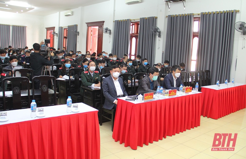 Đồng chí Nguyễn Văn Thi, Ủy viên Ban Thường vụ Tỉnh ủy, Phó Chủ tịch Thường trực UBND tỉnh và các đại biểu dự hội nghị.