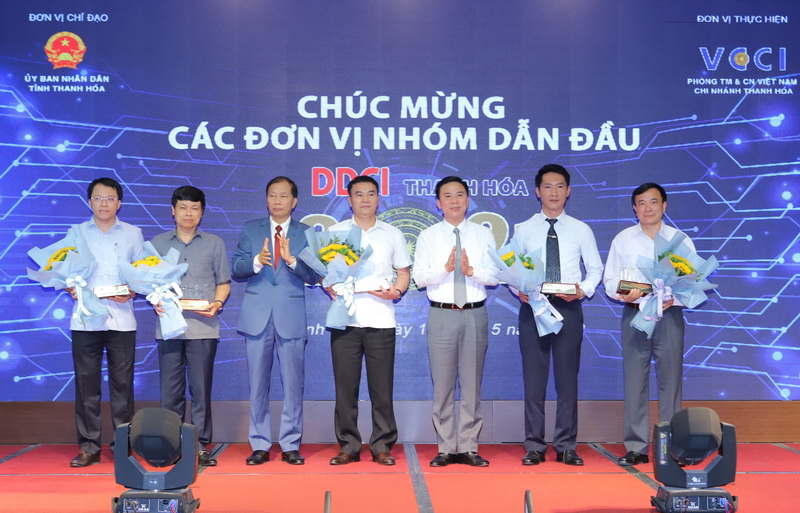 Ông Đỗ Trọng Hưng, Bí thư tỉnh ủy Thanh Hóa trao biểu trương cho các đơn vị đạt thành tích cao.