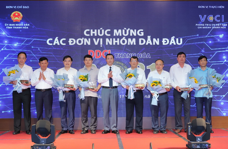 Ông Đỗ Minh Tuấn, Phó bí thư tỉnh ủy, Chủ tịch UBND tỉnh Thanh Hóa trao kỹ niệm trương cho các đơn vị cấp cơ sở đạt tóp đầu.
